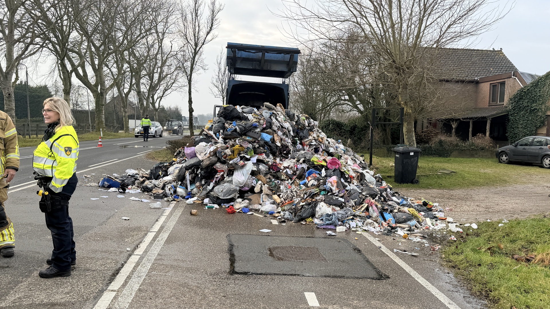 Foto: vuilnis uit vrachtwagen1.jpeg